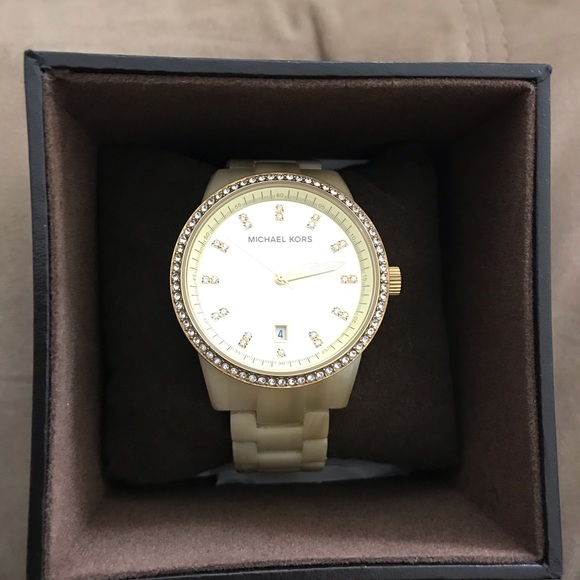 Michael Kors shell watch - Picture 5 of 8